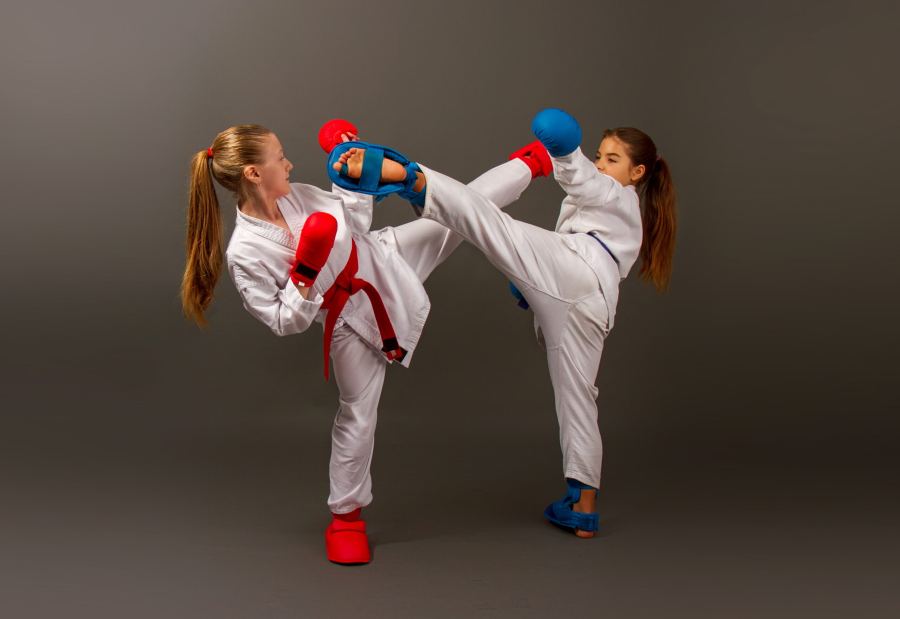 Deux jeunes karatékas en kumite