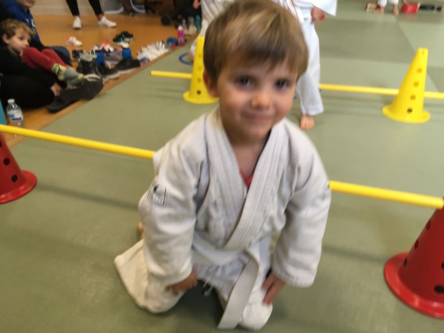 Jeune enfant en kimono au cours de baby karaté