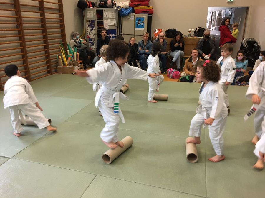Cours de karaté enfants avec parcours d'équilibre