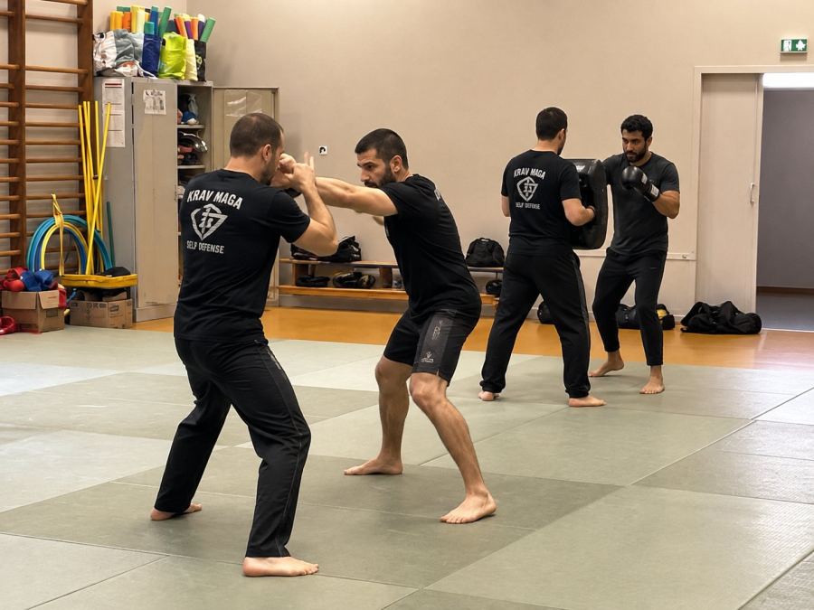 Cours de krav-maga au dojo : travail à deux et aux pattes d'ours